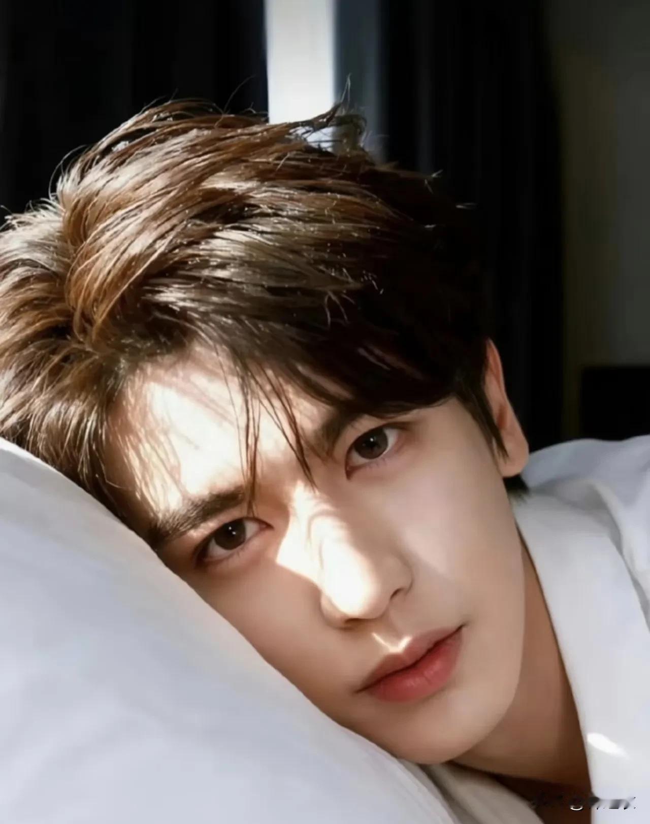 我觉得张凌赫不分人种都知道他是一个大帅哥。首先，他不是日本男人那种氛围感帅哥，靠