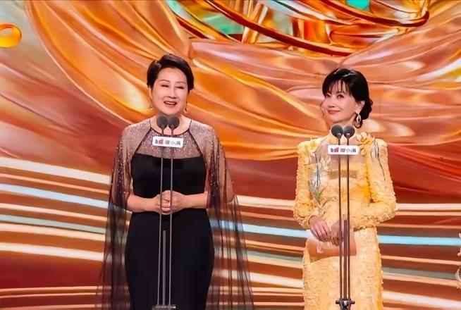 个人感觉张凯丽和赵雅芝同框，张凯丽的状态妥妥的碾压赵雅芝。不要看张凯丽长的没