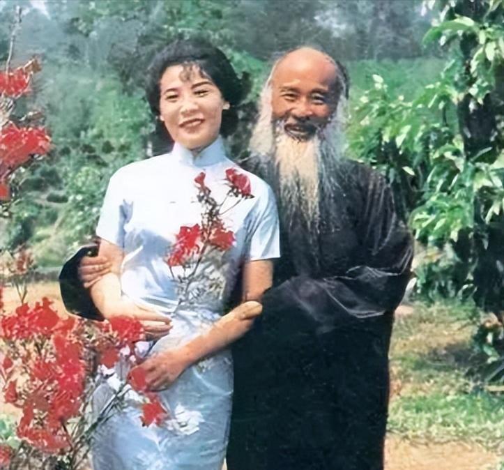1916年，18岁的张大千放暑假回家，走到半路就遇到山贼。山贼把他装进麻袋抬走，