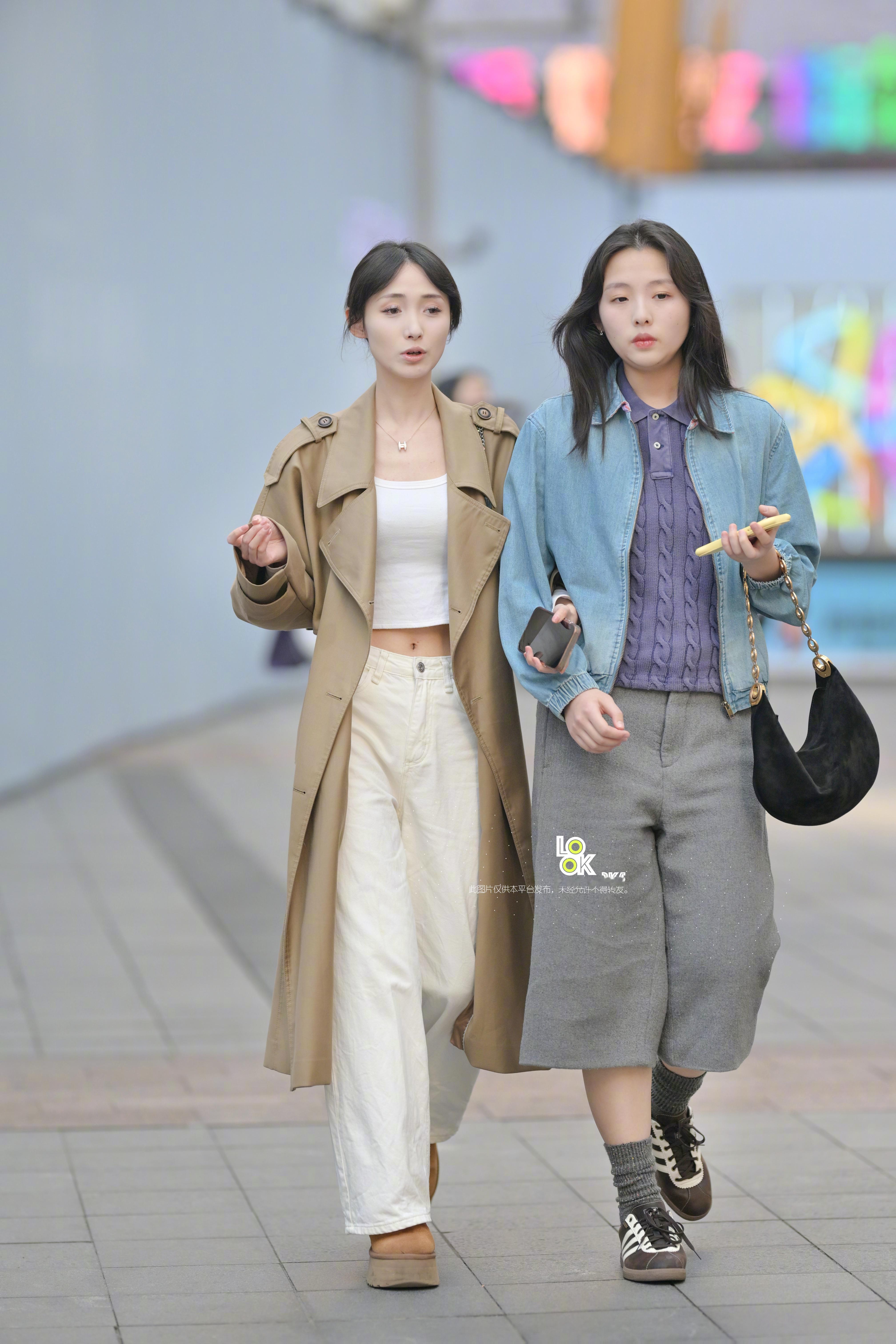 两个小姐姐都穿的不错哈！
