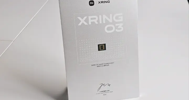 玄戒O3芯片镶进金属框里配雷军签名! 小米玩的越来越秀