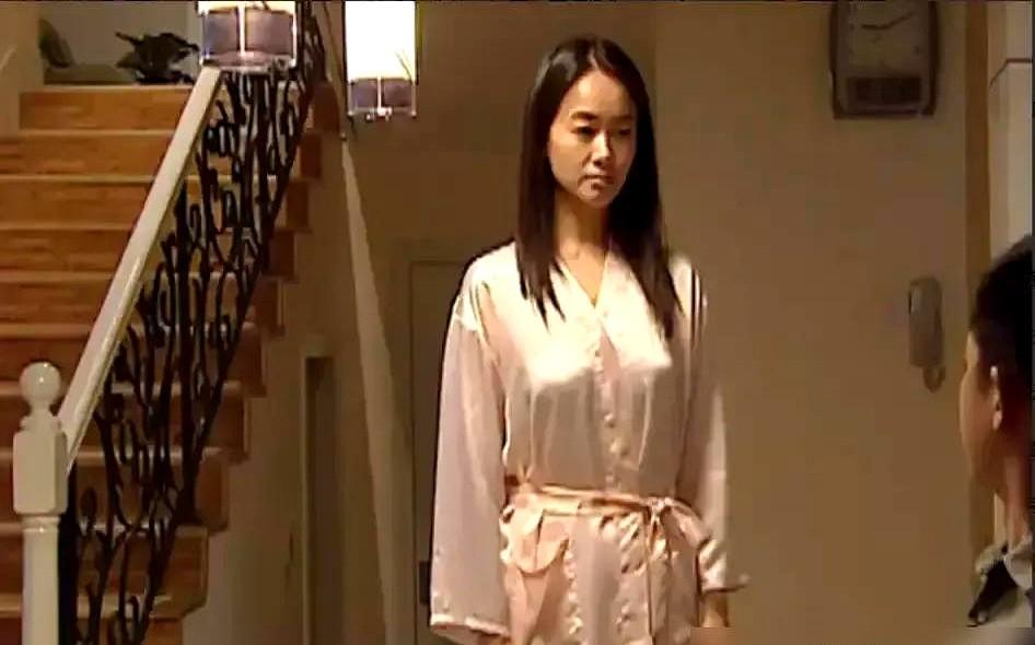 导演喊左小青脱掉睡衣，剧本里根本没这段。她僵在原地，全场人等着。她跑去问王志