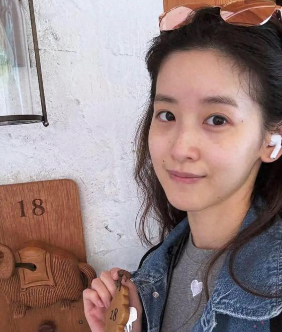 章泽天国外发素颜照，网友赞其年轻漂亮又有头脑
