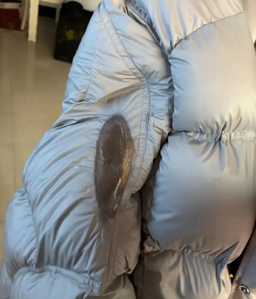 老公把刚买的羽绒服挂进衣柜，顺手拿蒸汽熨斗想压平一道折痕，结果衣服表面鼓出几个大