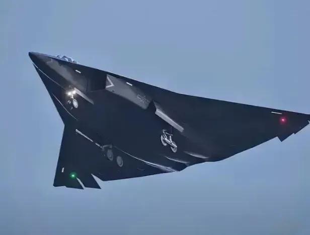 太恐怖了，B-21战略隐形轰炸机即将服役了，美空军参谋长坦言：“B-21将尽快替