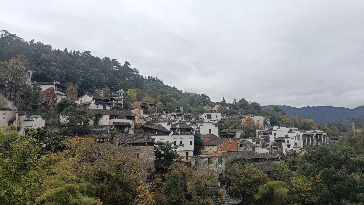 自驾游江西第三天到达婺源簧岭秋天的这里依然热闹都来看晒秋人家一盘盘辣椒，一