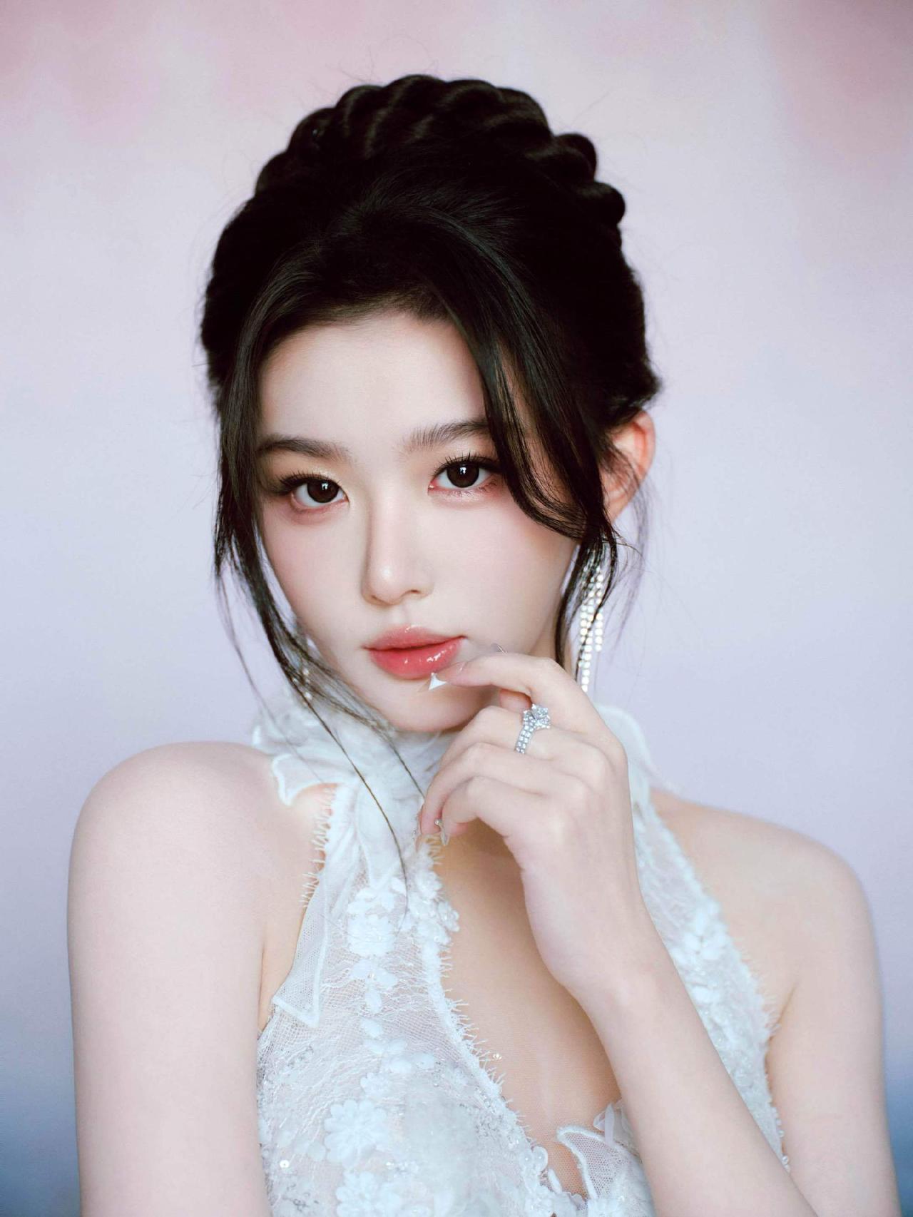 孔雪儿挂脖白纱造型美翻了✨挂脖白纱缀满碎钻蕾丝，玲珑曲线直接封神！复古盘发