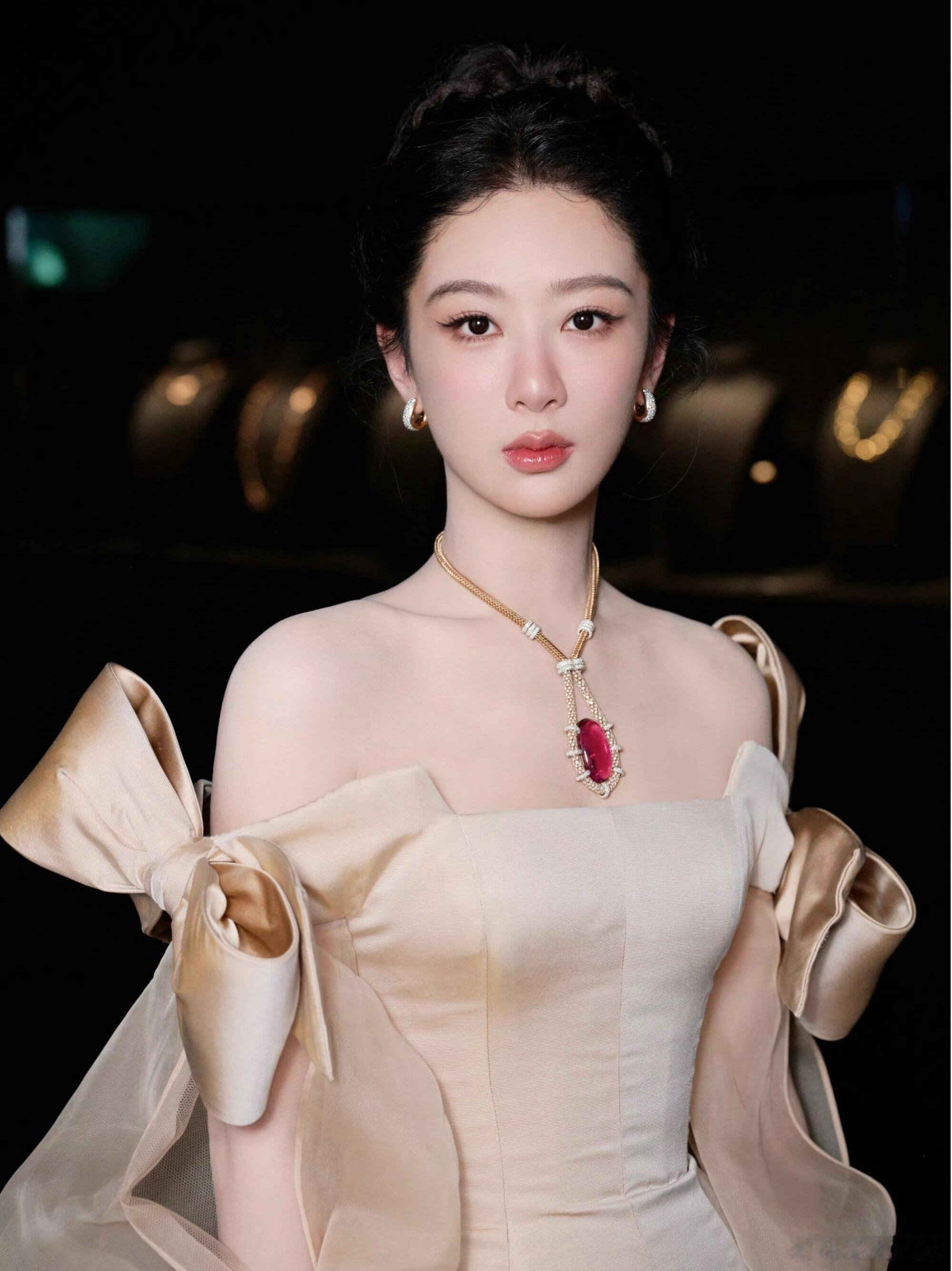杨紫皮肤以为开了磨皮杨紫怼脸生图直出，皮肤好到像单独开磨皮~姐的原生状态真的太