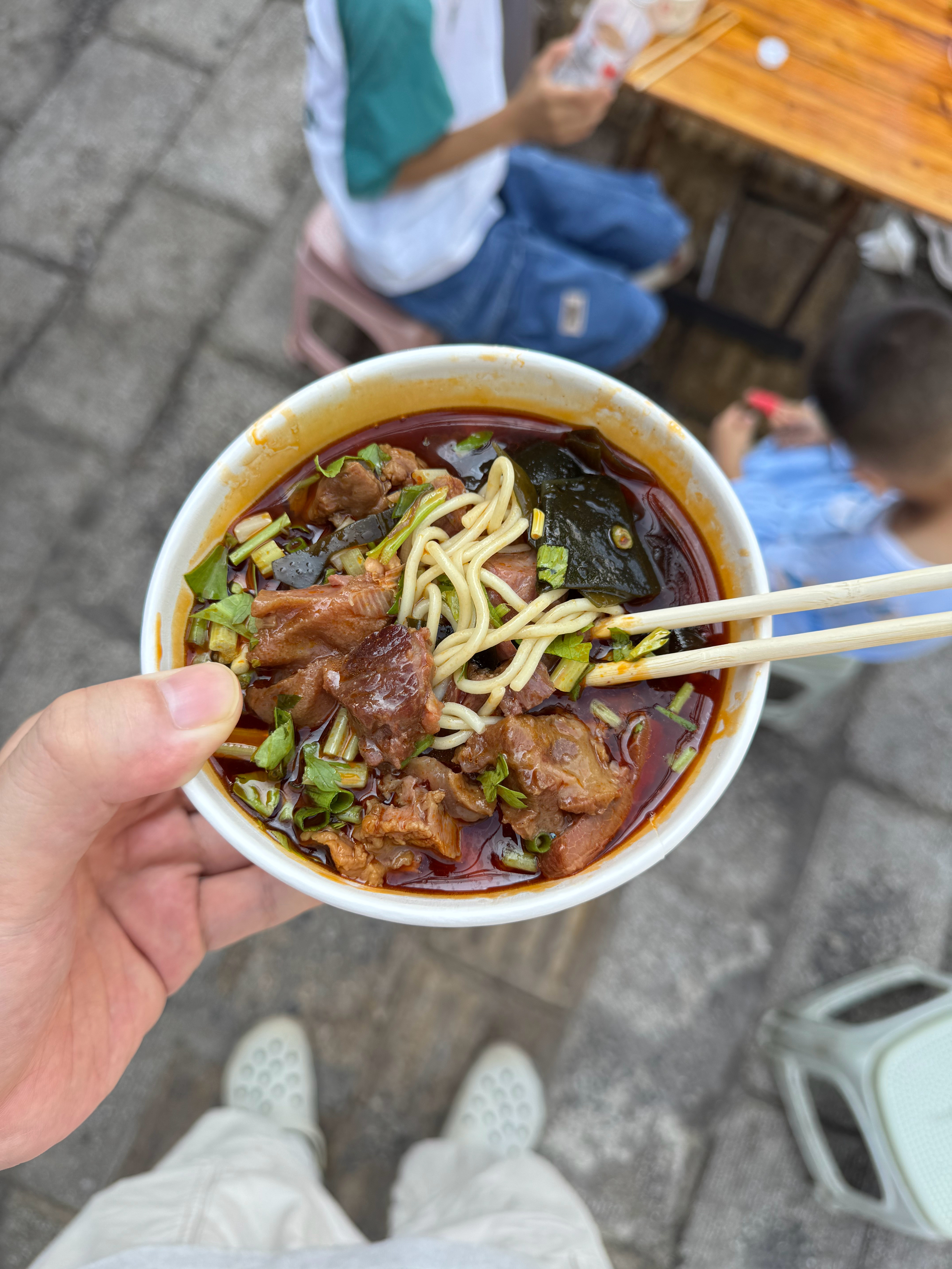 今天本来准备坐着好好吃，可事与愿违，没地方坐。都来这么晚了怎么还要排队啊，每次都