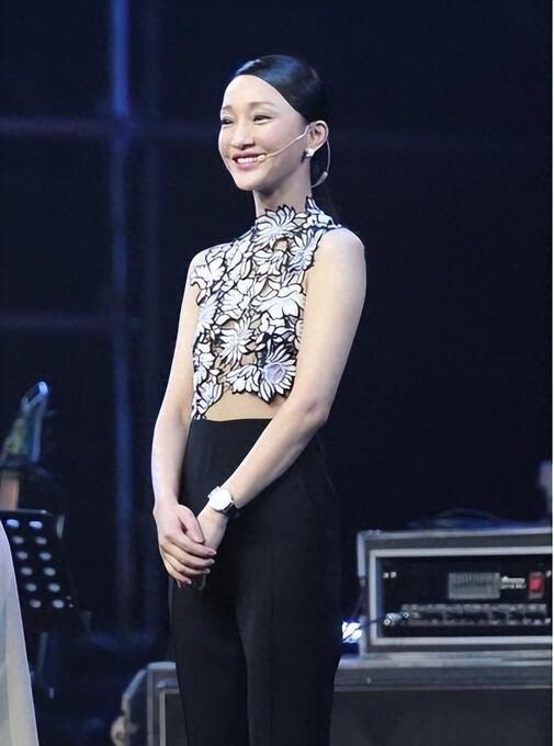 49岁周迅带火性感穿搭，镂空上衣搭阔腿裤，显高显瘦时髦有气质