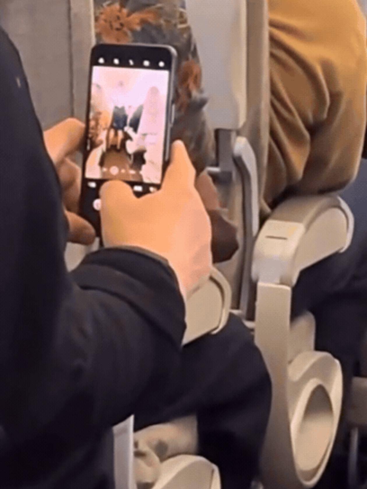 黑龙江一女的坐飞机，前排男的举着手机对着过道拍，空姐正好背对着他弯腰拿东西，手机