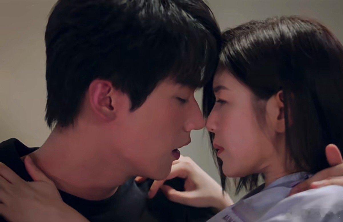 周柯宇陈妍希体型差啊啊啊啊啊啊啊周柯宇你啥时候这么有性张力了！太哇塞了吧，我没想