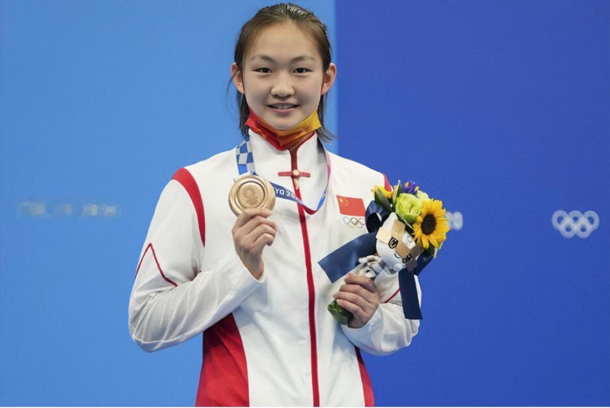 亚运五金游泳女将李冰洁碧波逐浪，初心如初。作为中国女子中长距离自由泳的领军人物，河北泳将李冰洁凭借坚