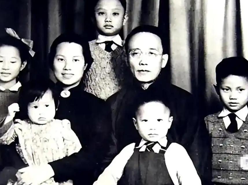 1978年，郭沫若在北京去世，令人唏嘘的是他留在日本的家庭。当年他一走了之，五个