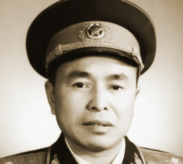 1946年，解放军五千人被三万敌军包围，旅长决定烧毁重要文件准备拼死突围，这时一