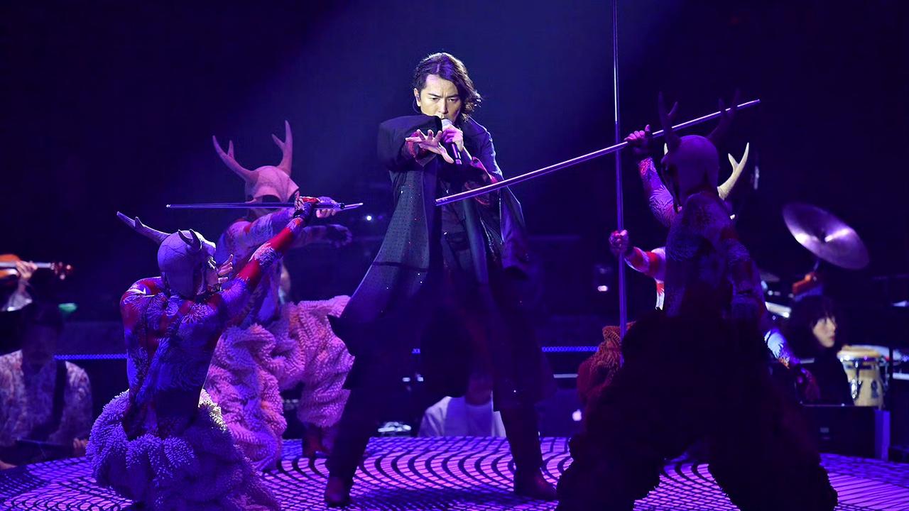 郑伊健东京演唱会突发取消，“不可抗力”背后原因引关注！原定舞台上的灯光熄灭，取