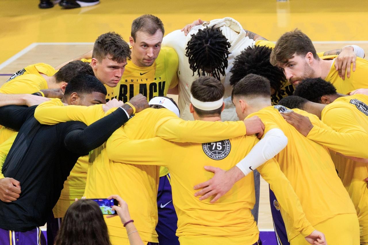 肯纳德首秀10分，湖人105-99击败勇士!1、湖人终于有了一个真正意义上的