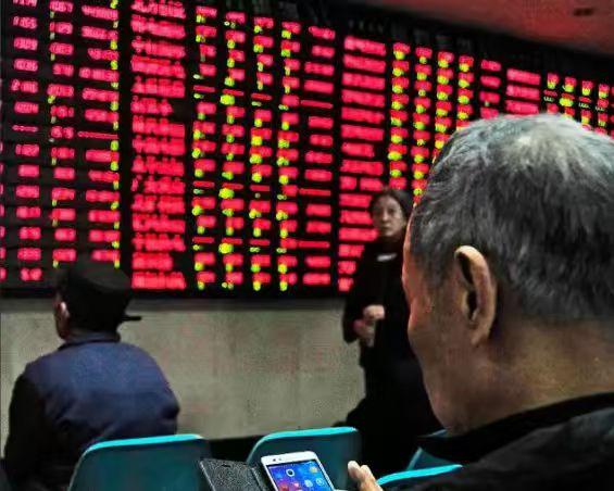 很有意思，最近发现三个奇怪现象。第一，身边不少人都开始炒股了，也许这就是15