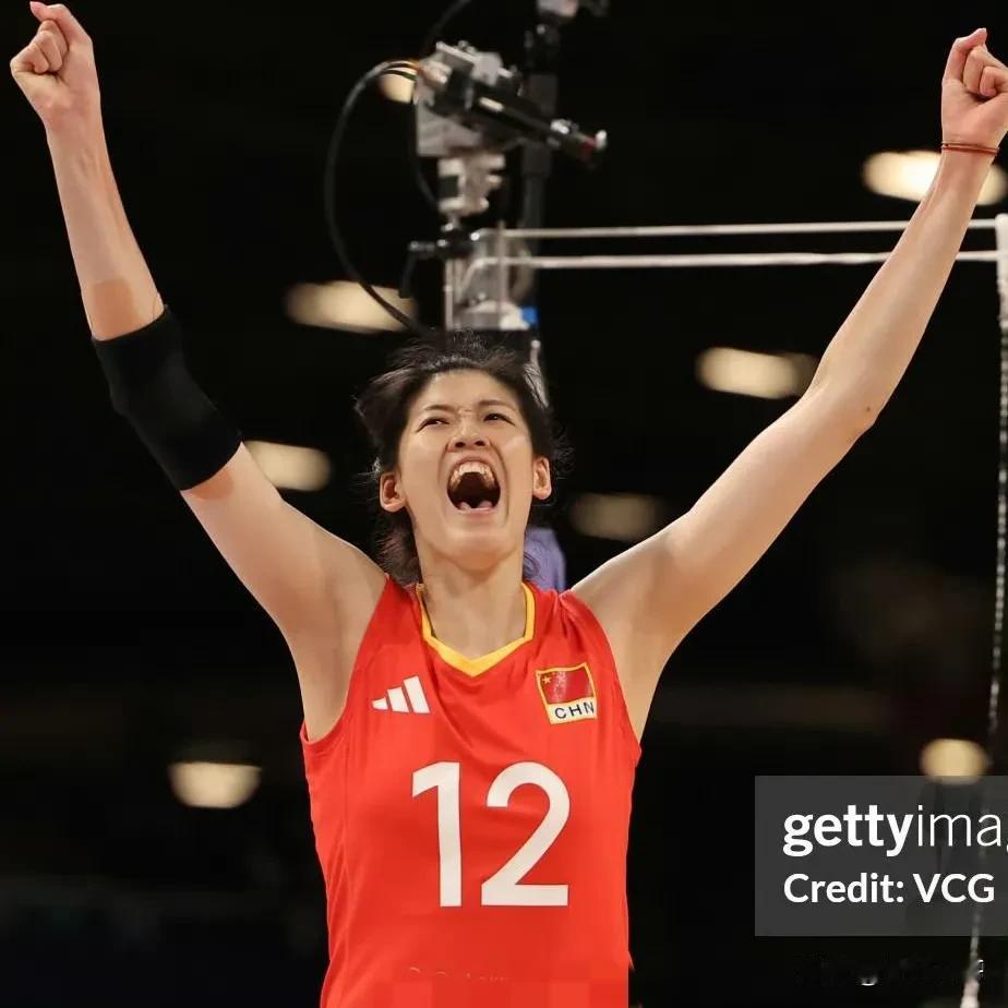 【李盈莹随队抵达美国】中国女排李盈莹随队前往美国，右脚仍然缠绷带，复出可能性