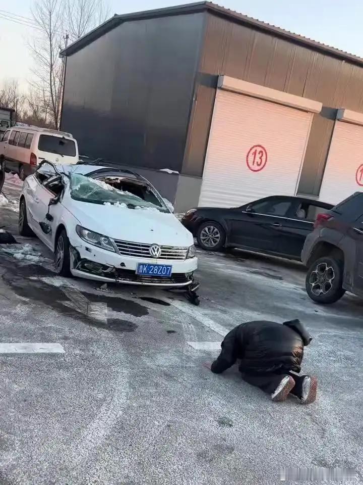 女子对着车子跪下感谢车子的“救命之恩。