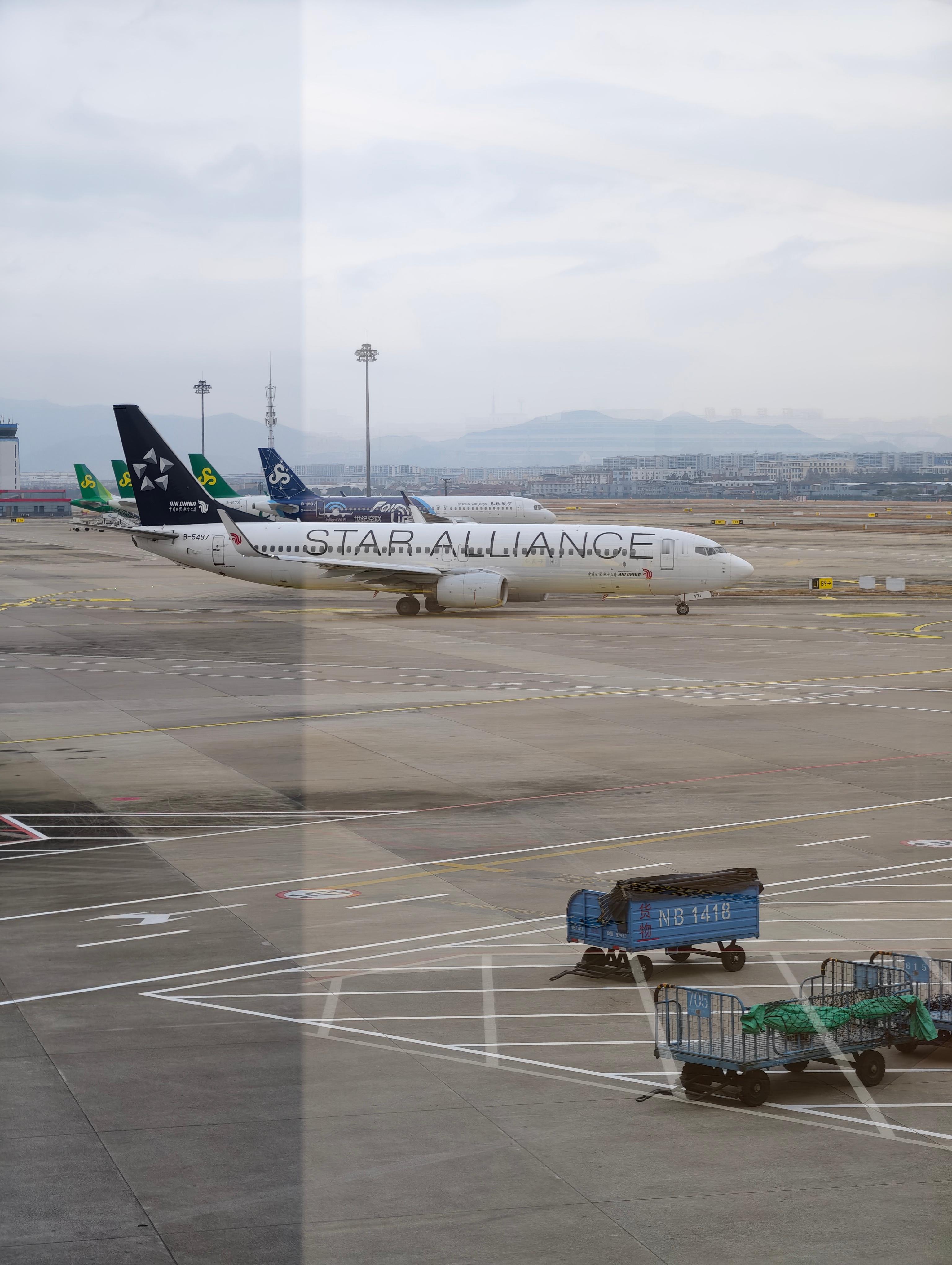 再见了，宁波！第一次看到飞机行李架贴了这么多广告的宁波·宁波栎社国际机场