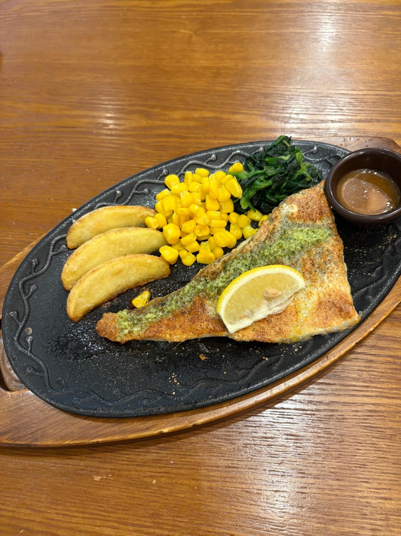 简餐。其实，上了年纪后，吃东西不再以量来决定了，吃少一点，感觉肠胃还舒服一些。