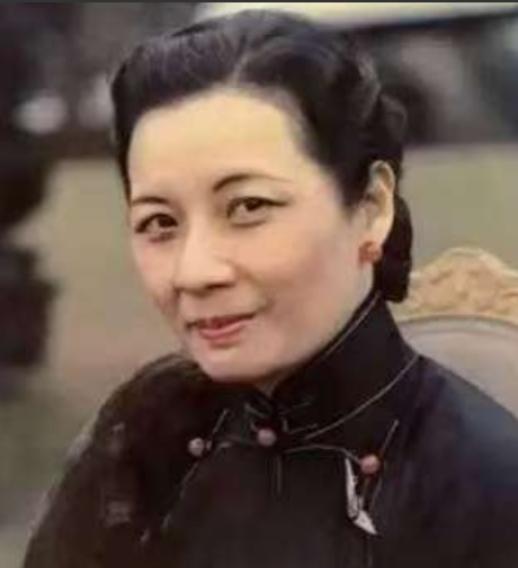 宋美龄长得美艳动人，为啥老蒋却和她分床30年？原因是她有四大怪癖，每一个都让老蒋