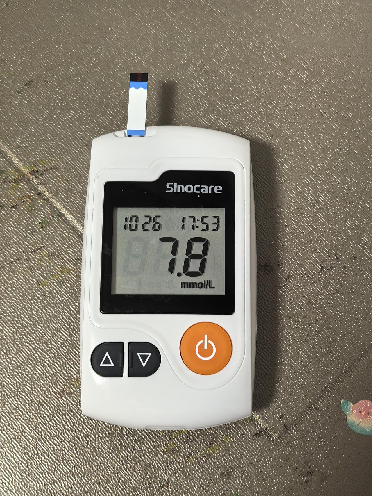 昨天打破了一直两顿饭的习惯。中午吃的早，晚上饿了，又简单吃了一顿。主食是一片馒头