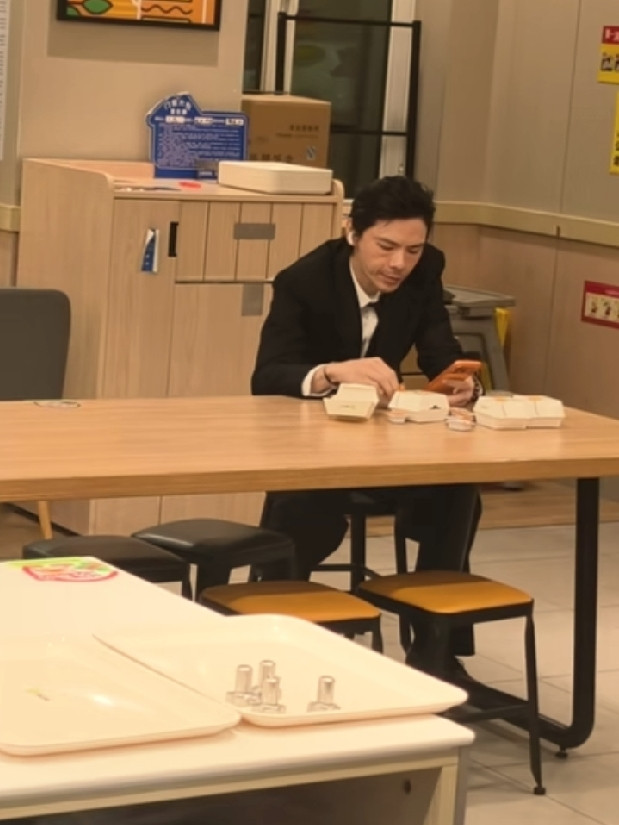 有网友在河北偶遇向佐一个人在吃汉堡！他一个人叫了四个汉堡，这饭量够大的，可能是因为他练武，体力消耗大