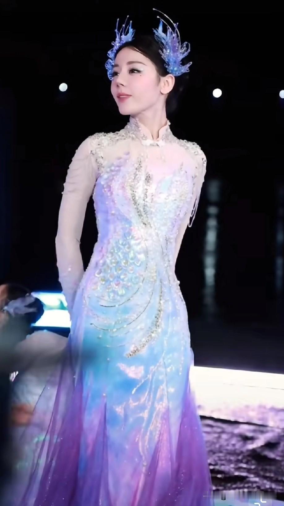 错过实时追春晚，偶然间刷到迪丽热巴春晚的舞蹈造型，真的忍不住想客观吐槽两句，这妆