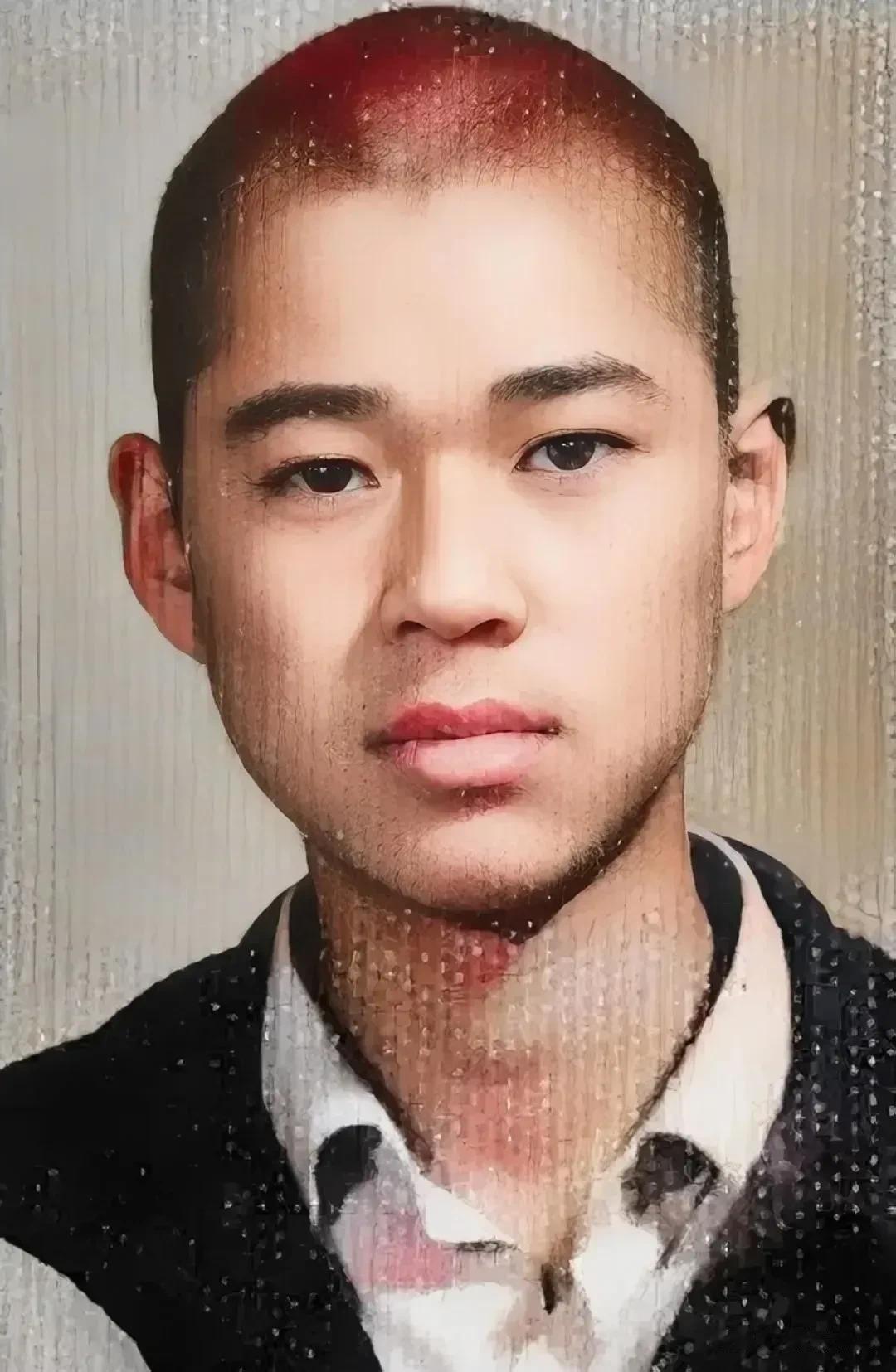 你认识照片中的这个年轻人吗？他，1956年9月1日出生于湖南省长沙市。年轻