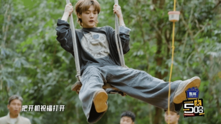 鹿晗破音把自己唱笑了鹿晗穿草裙哈哈哈哈哈五哈六预告太好笑了，鹿晗唱歌破音自己先