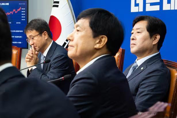 选举规则敲定引剧烈内讧，韩共同民主党高层愤然辞职抗议投票新规7月14日，韩国
