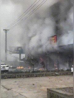 湖北宜城，这俩个从烟花店逃出来的男子，算命大了！可惜了，店内有12人无一生还，有