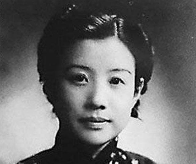 有一次，黄金荣和杜月笙去应酬，醉醺醺地跑去城隍庙算命，算命先生指着杜月笙说：“这