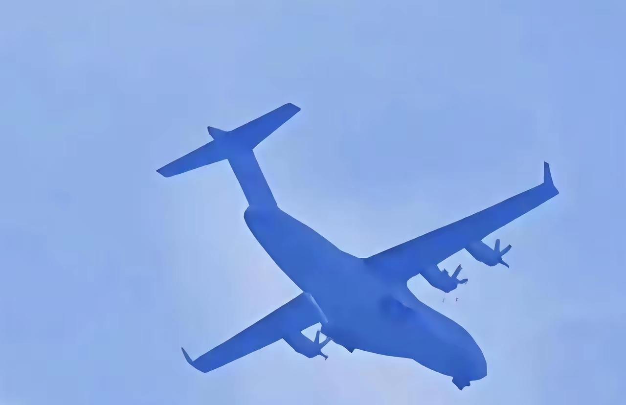 网上流传的新中型运输机试飞照在陕西被拍下。这就是传说中的运-30吧。现在我们