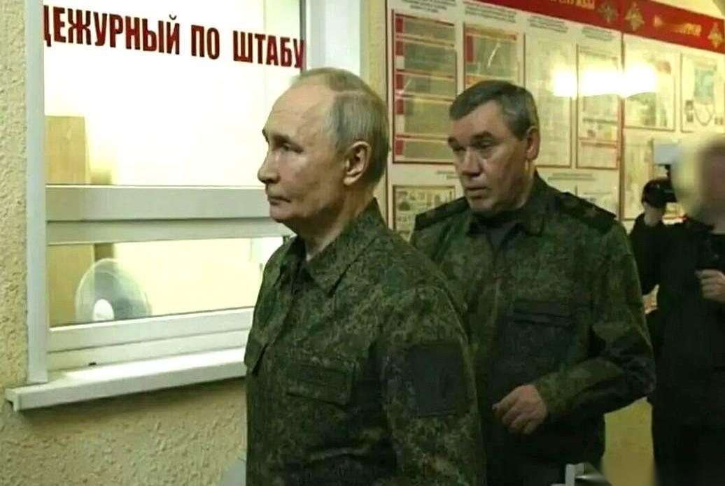 91架无人机，黑压压一片，直奔普京官邸。这事儿爆出来的时候，我后背都凉了。然