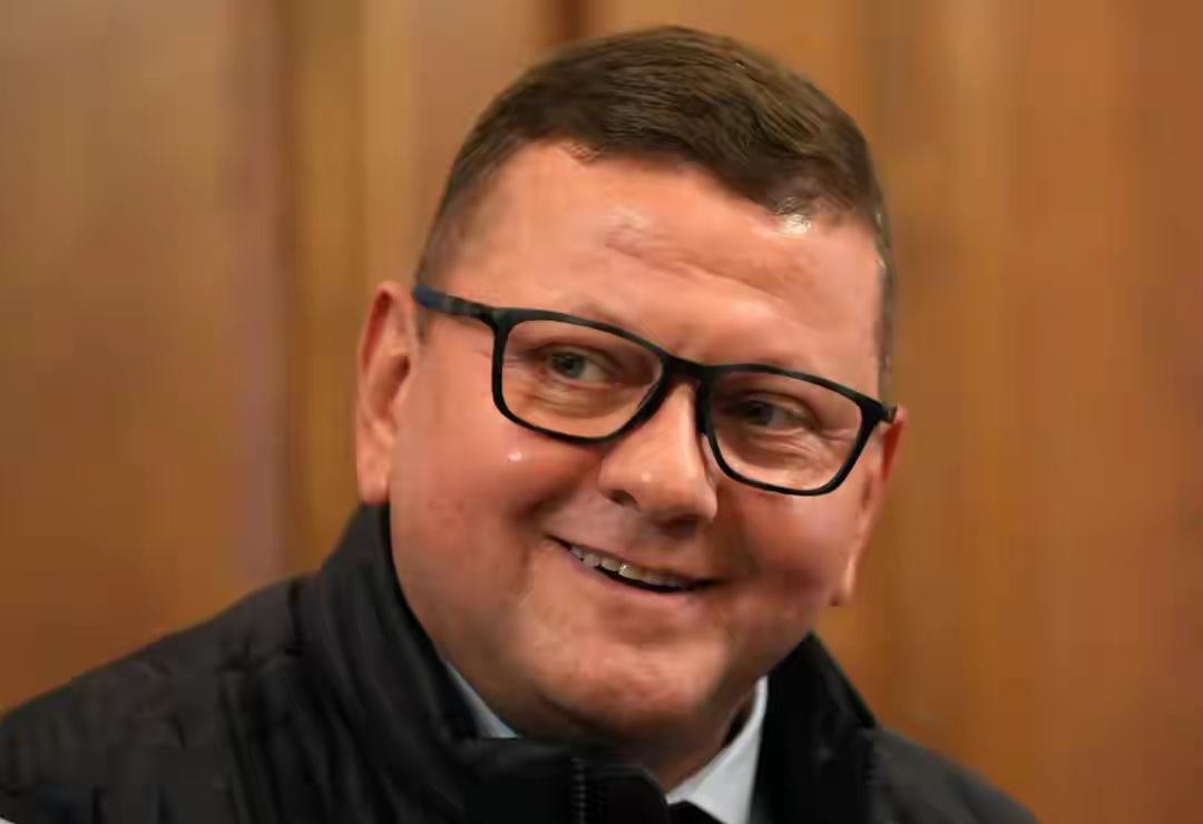 ​乌克兰前总司令扎卢日内这时候终于道出了事情真相，这个事情已经被憋住很久了，人们