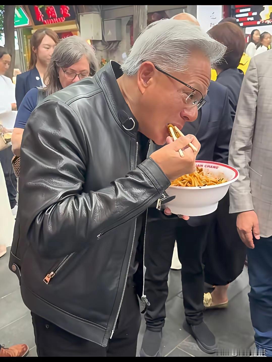 黄仁勋今天是没啥事了，领着一群老外彻底的放松了，直接在北京胡同里吃起了炸酱面，引