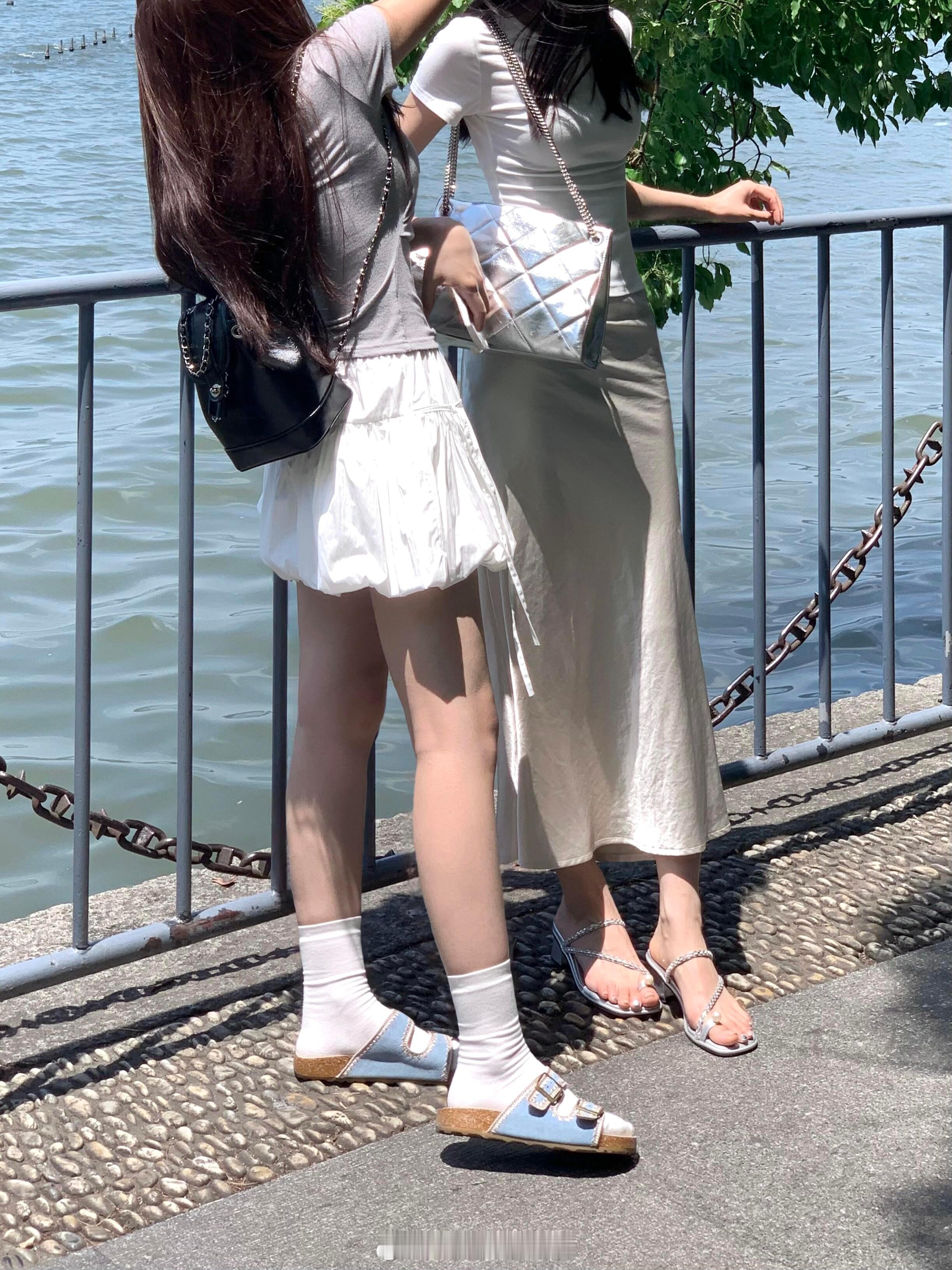 袜子配拖鞋，这是可以说的吗？？一直有一个疑惑，这样子穿大冬天的不会更加热吗哈哈哈