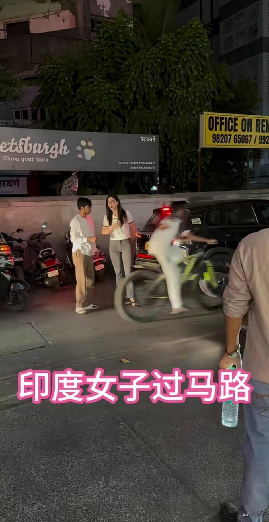 大家都知道印度交通很混乱，而且晚上女士出门很不安全，这位印度的高种姓女孩，