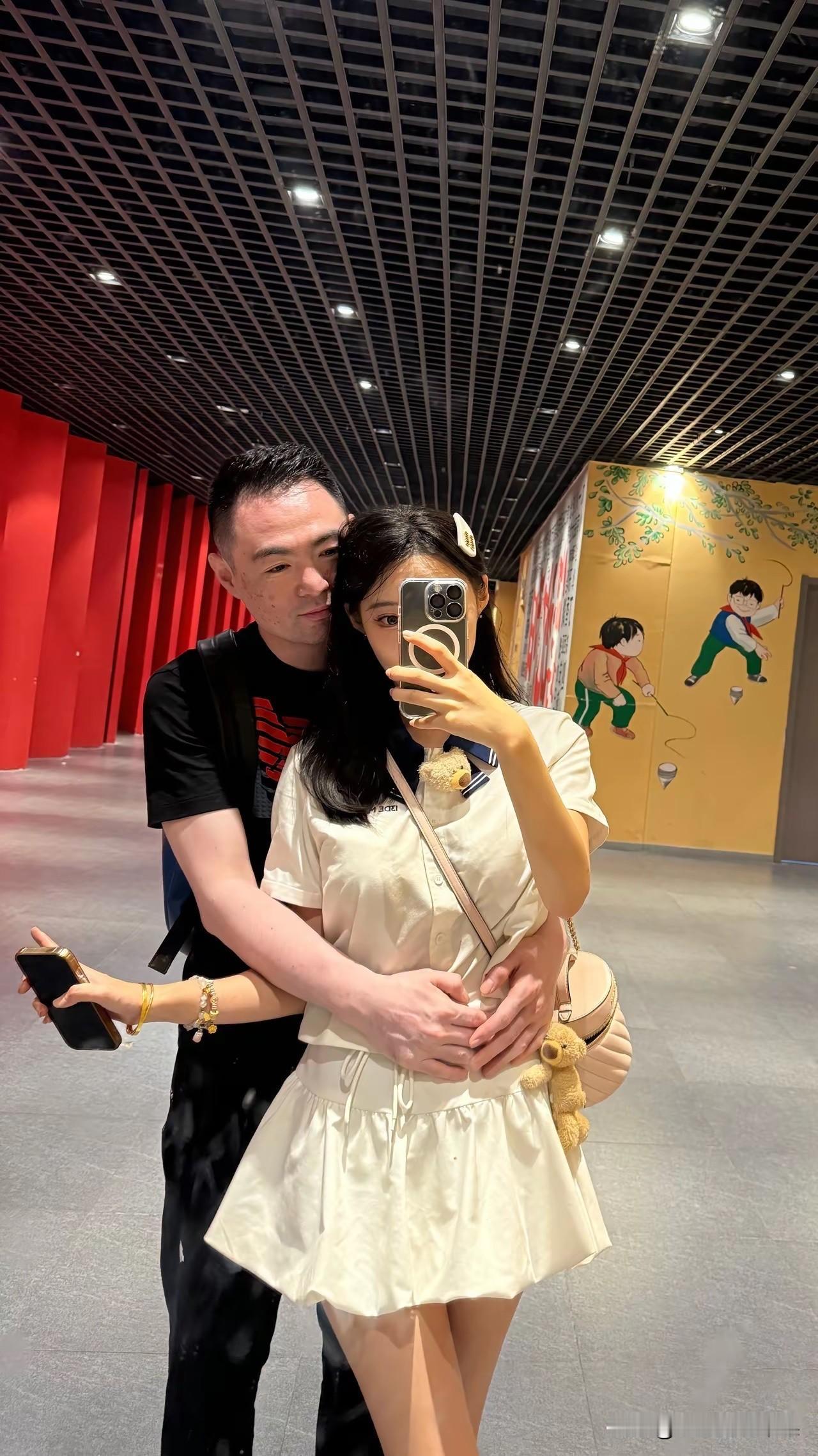 不怪大叔一脸幸福，换谁谁不是。