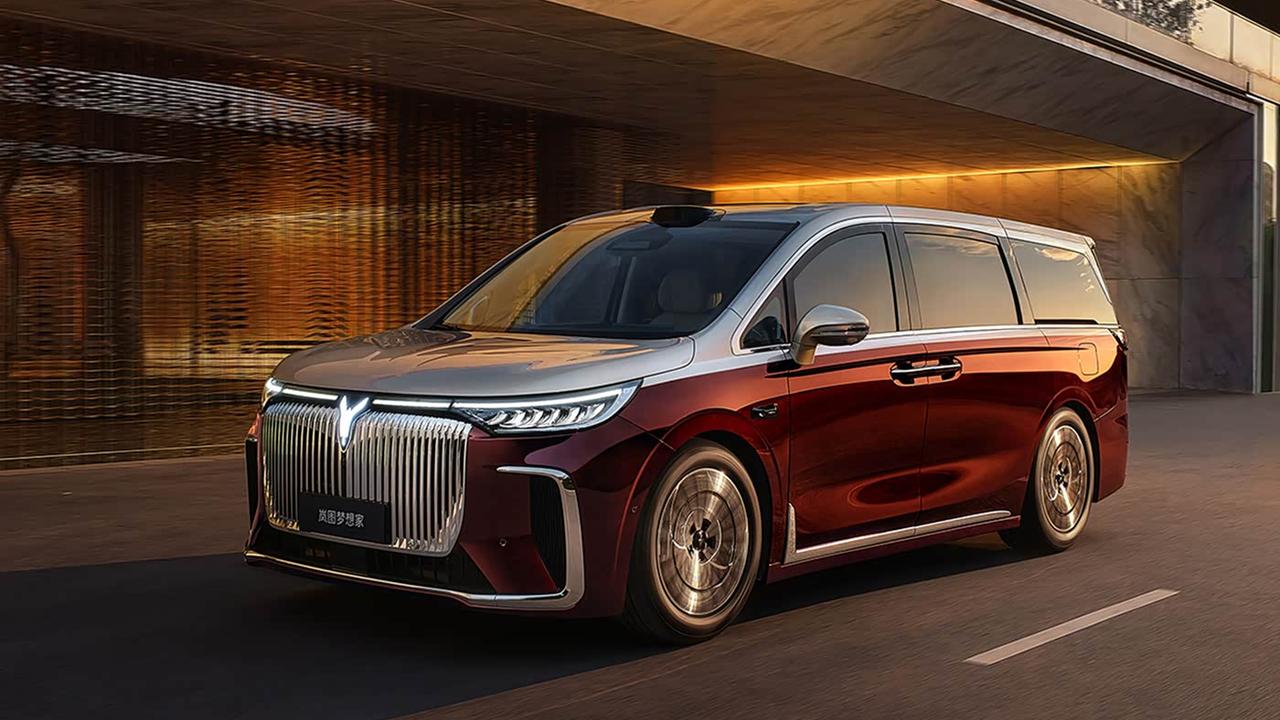 岚图梦想家十月再夺高端MPV销冠，这款车的霸主位置是拼出来的。很显然，如今的高