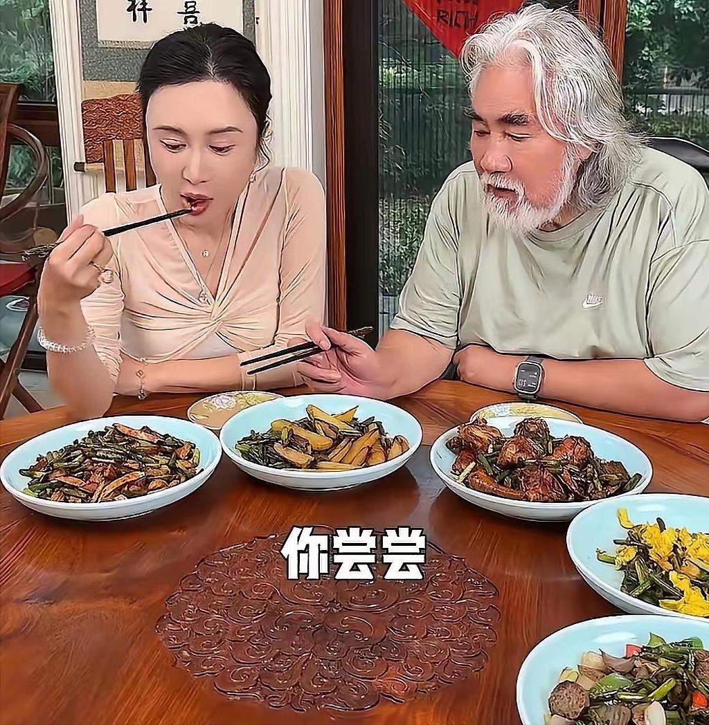 杜星霖为啥死心塌地跟着张纪中？褪去所有年龄争议与舆论滤镜，说白了就两点：一是老爷