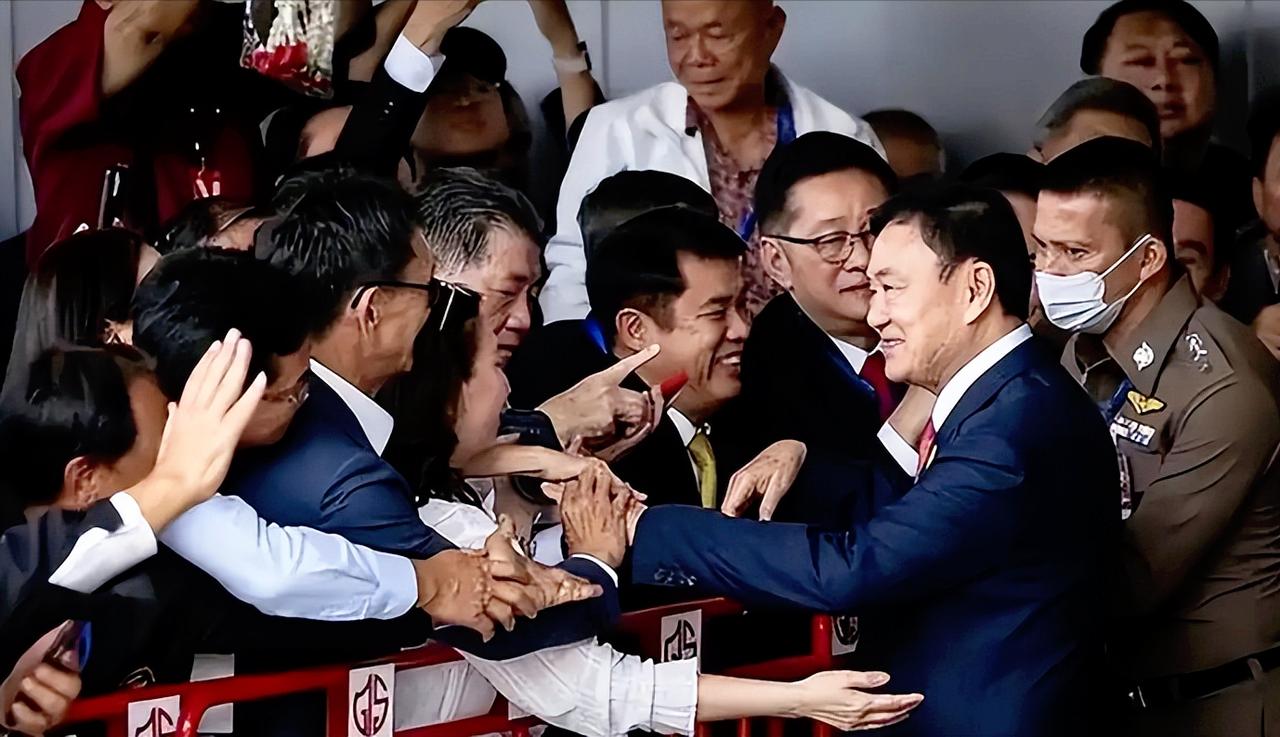 泰国大选有新动作！现任总理阿努廷带着一堆支持者搞集会，不光给自家政党的新办公室揭