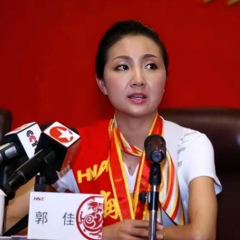 5000米高空，她推着餐车撞向暴徒：那个被奖励100万的空姐，如今怎样了？5