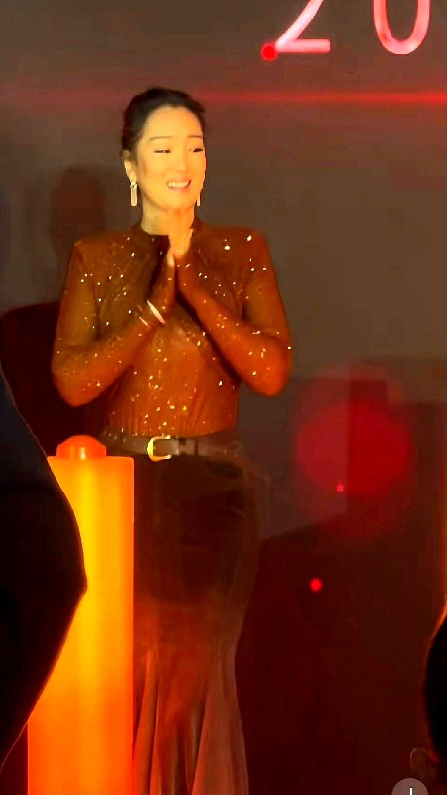 60岁巩俐走红毯，清场3分钟镜头怼脸，她肩线比男模还宽，腰却细得能反手摸