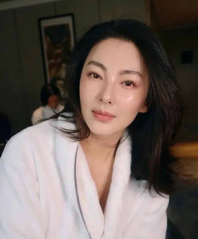 张雨绮素颜照太惊艳了，30几岁的年纪有这样好的皮肤状态，真得太绝了！曾公开每年花