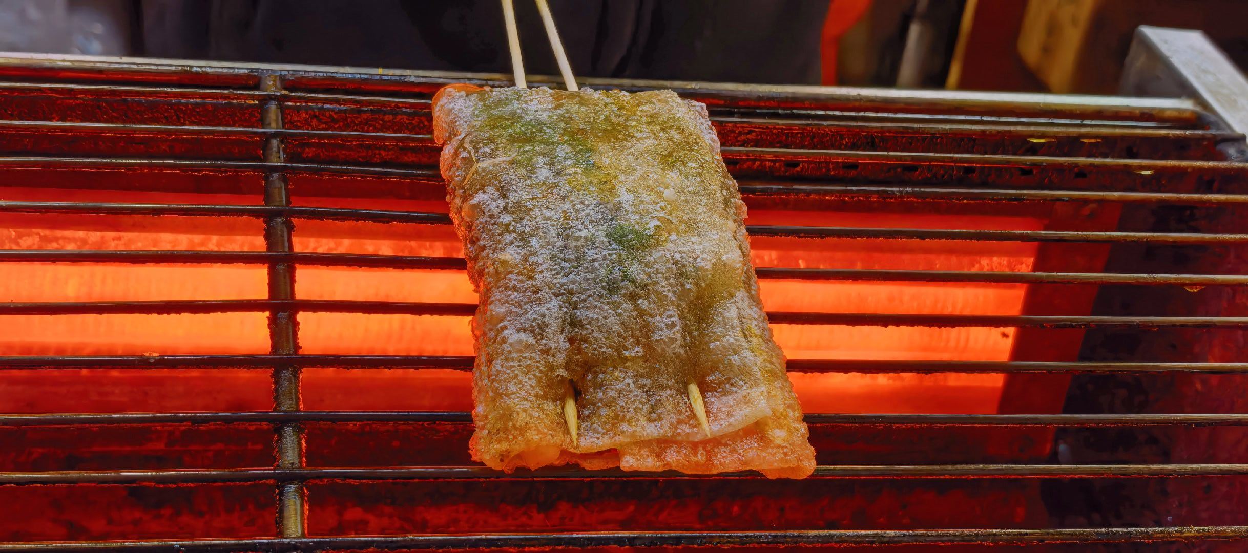 烤苕皮就是这样，你可以理解成，川渝版肉夹馍或躺平汉堡包。