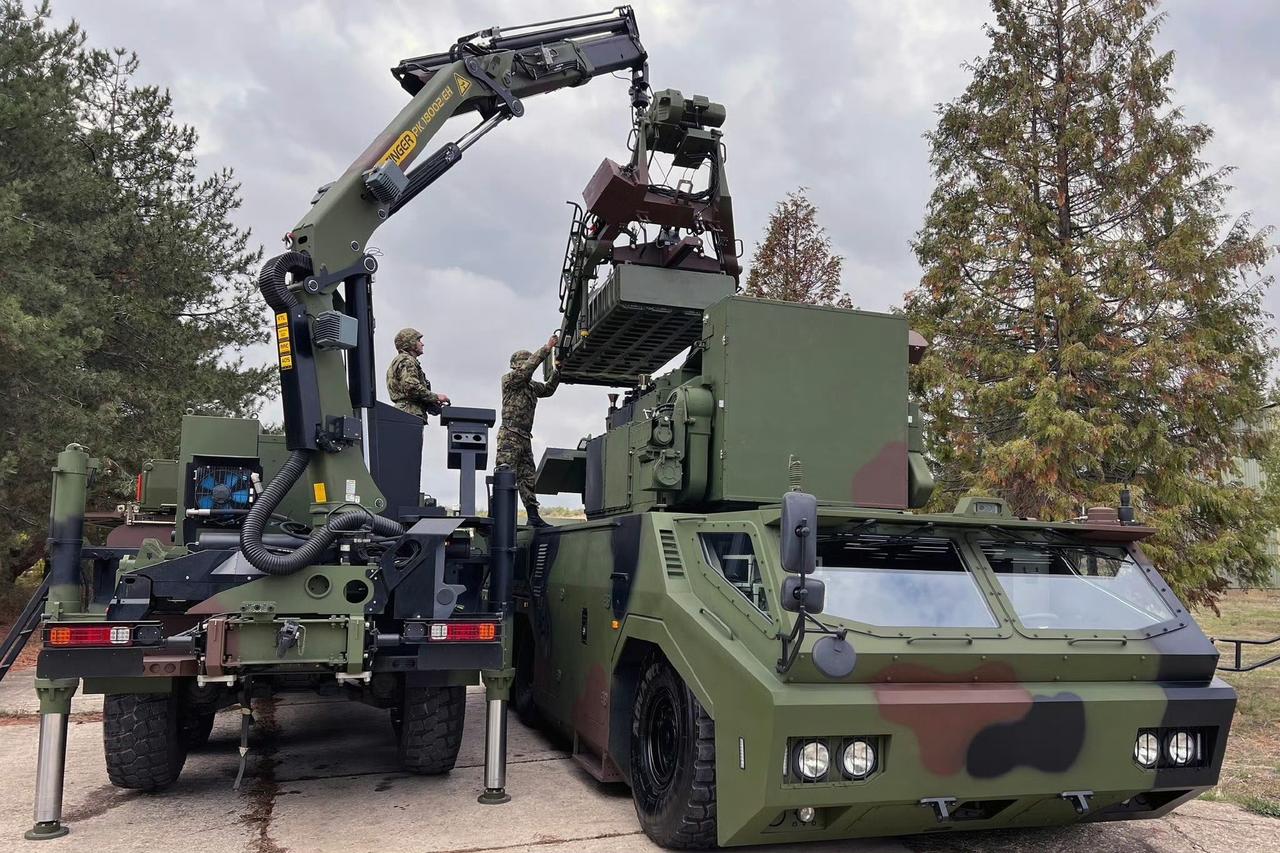 洋鬼子的武器看上去比我们洋气。这是欧洲某个小国的近程防空导弹系统，看上去设计非常